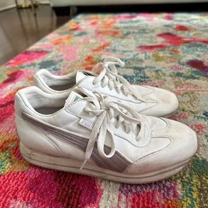 Vintage women’s puma sneakers